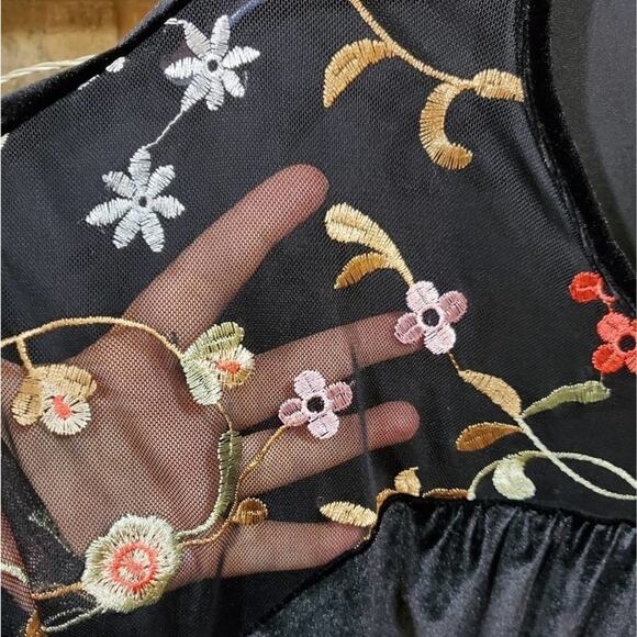 Pleione velvet and mesh embroidered blouse - Picture 4 of 8